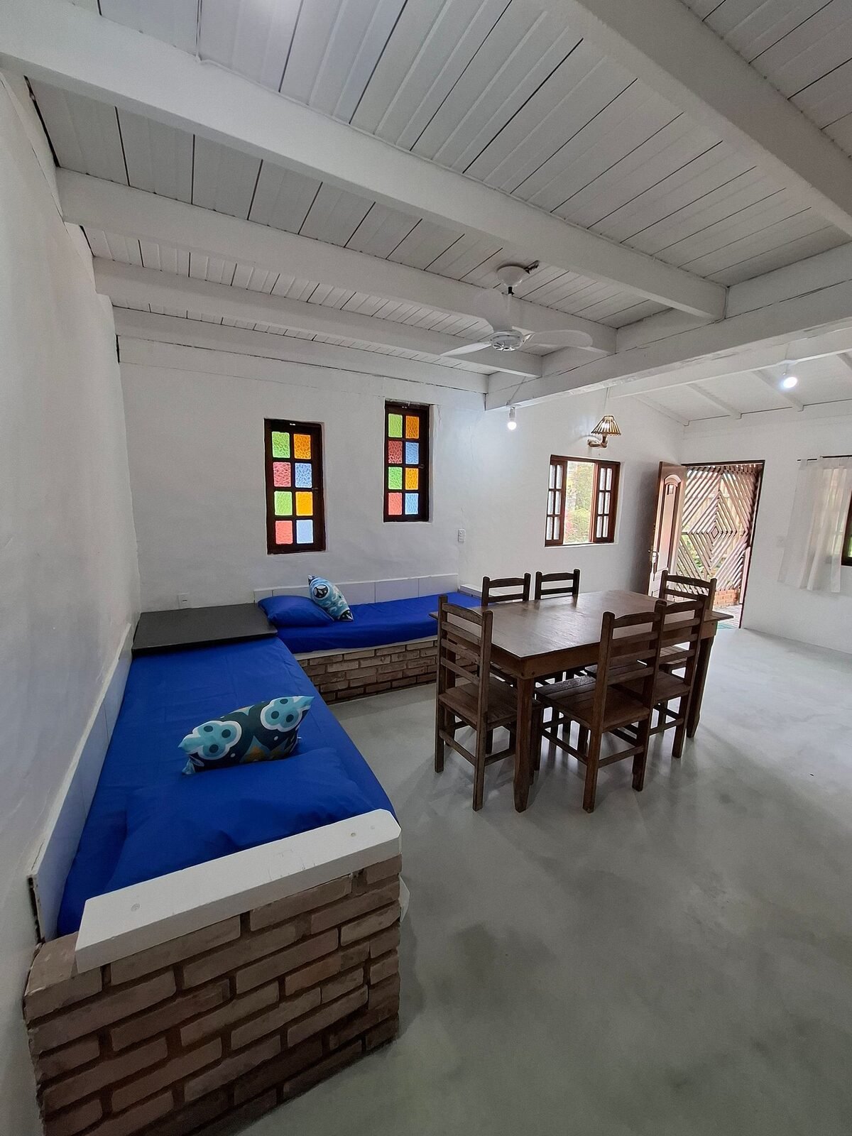 Sala com sofá-cama e mesa de jantar