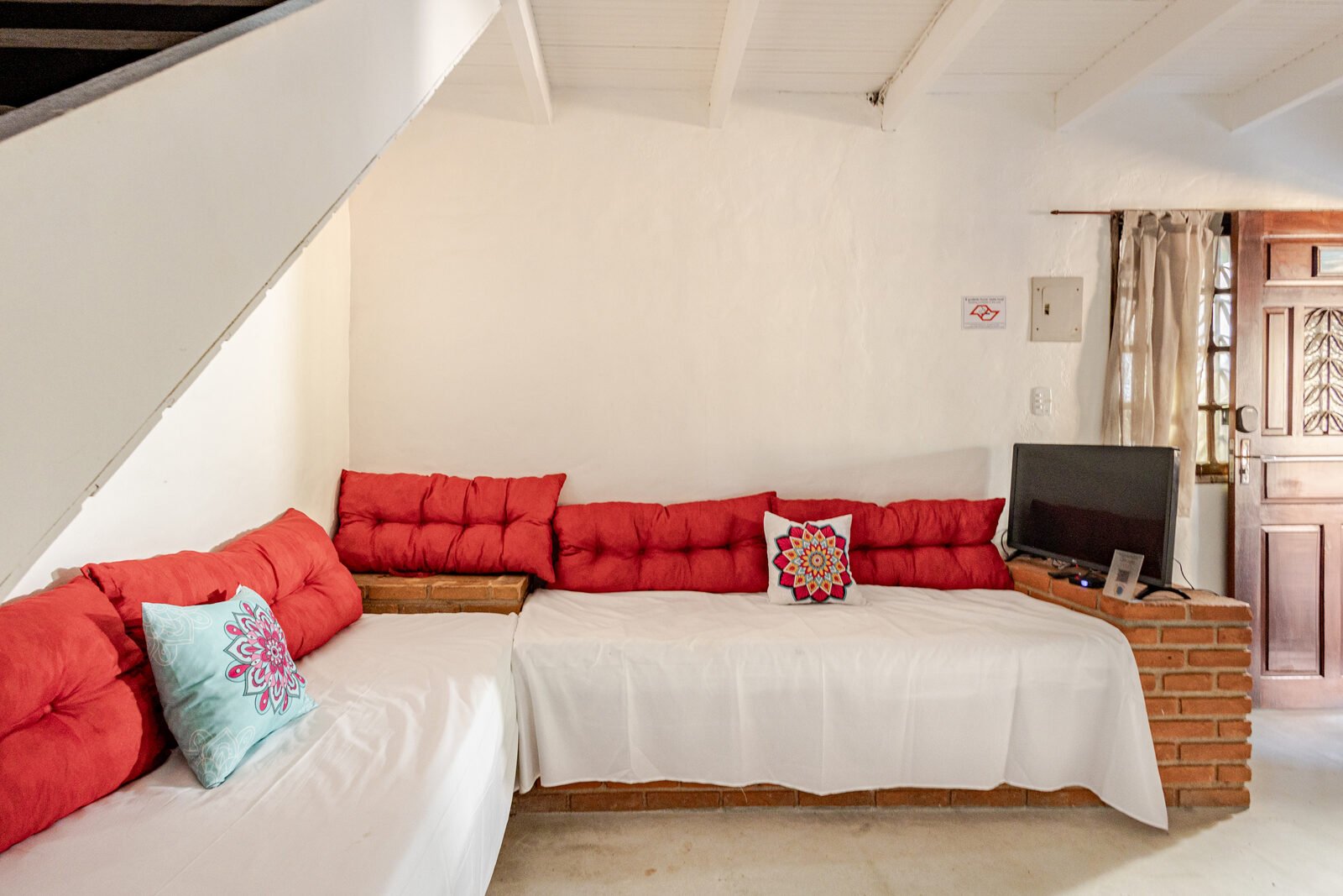 Sala de estar com sofá-cama e TV