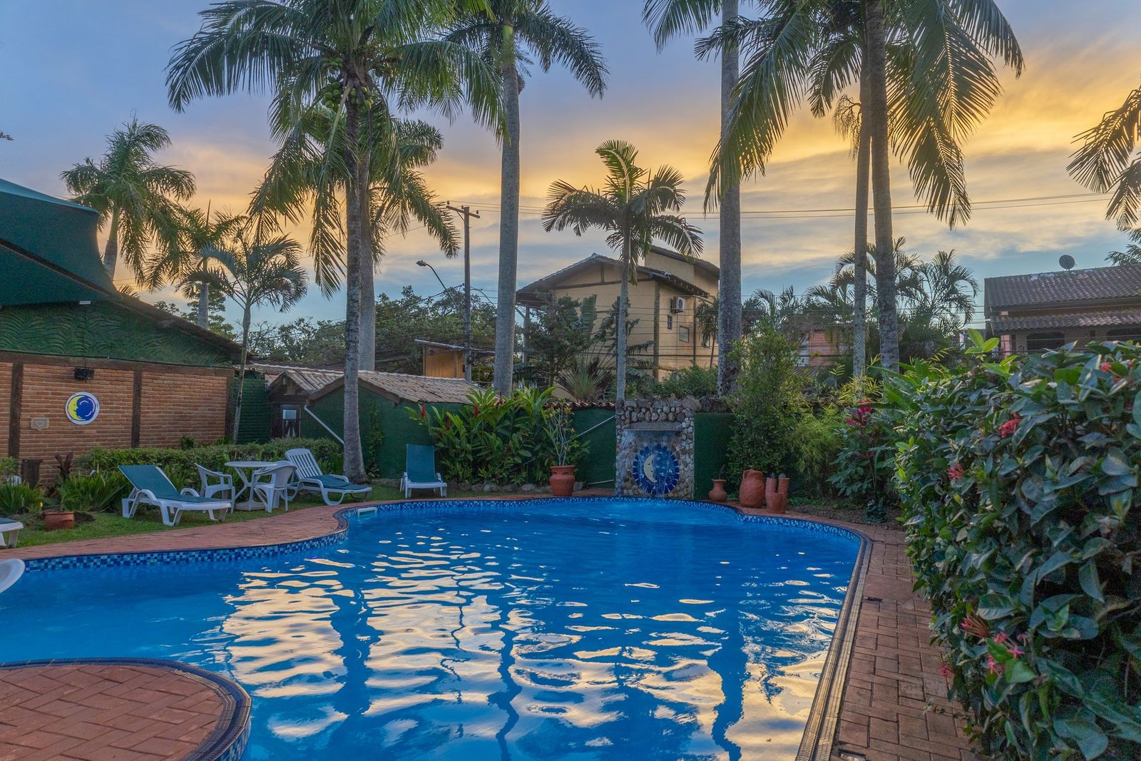Piscina de 25 metros da Lua Chalés ao pôr do sol